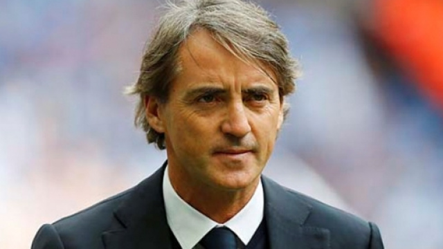 Roberto Mancini fa il dito medio ai tifosi