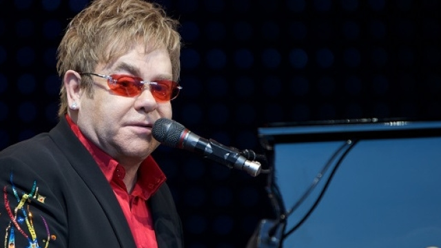 Elton John durante un sua esibizione live