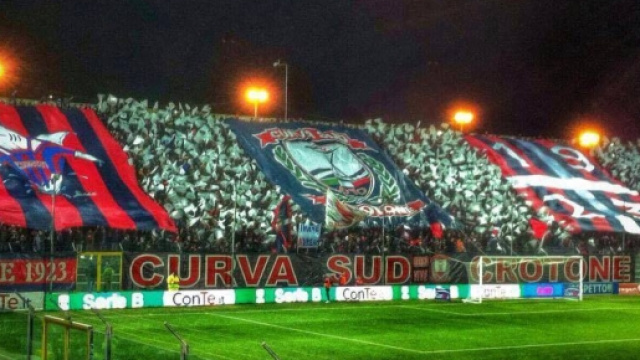 La mitica curva sud stracolma del Crotone.