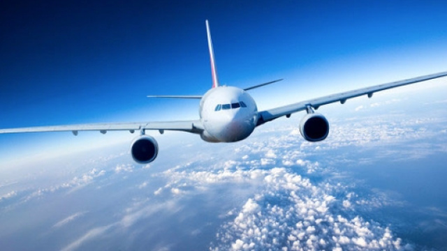 Un aereo in cielo durante viaggio