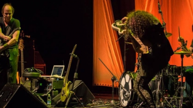 Adrian Belew e il suo Power Trio