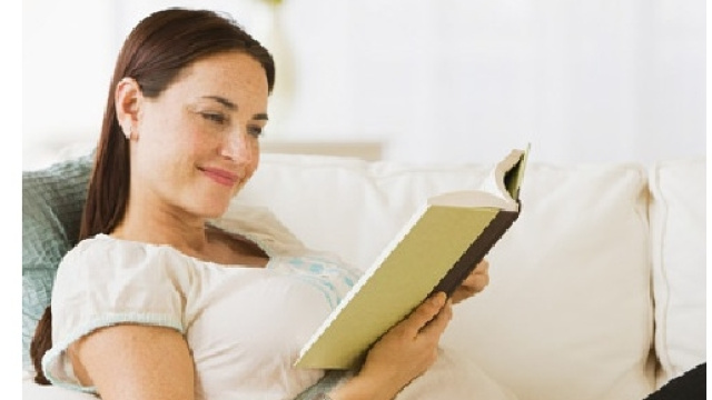 Leggere ad alta voce fa bene a mamma e futuro beb&egrave;