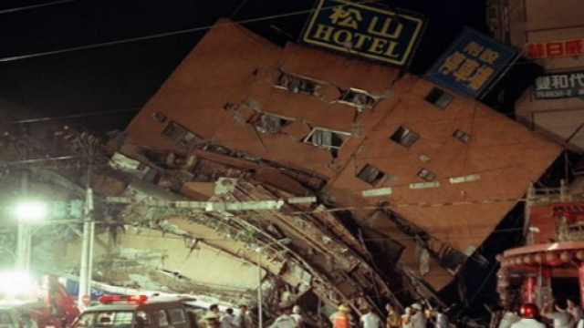 Un hotel collassato dopo il terremoto di sabato.
