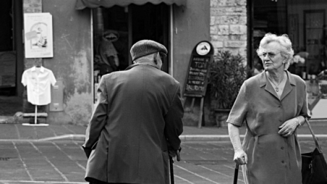 foto che ritrae due persone anziane