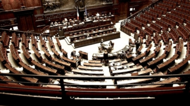 Immagine del Parlamento italiano vuoto