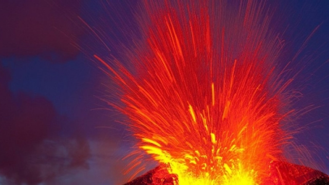 Vulcano durante una attivit&agrave; di eruzione