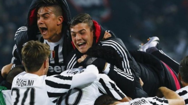 I giocatori della Juve esultano per la vittoria