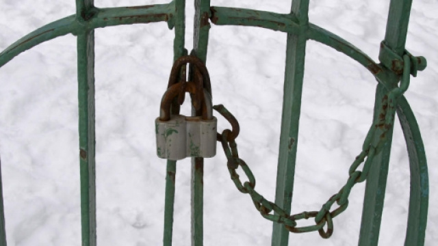 cancello con lucchetto e sbarre