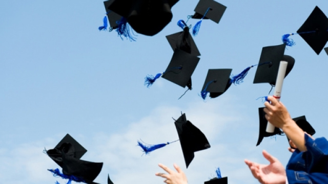 Laureati lanciano il cappello per festeggiare