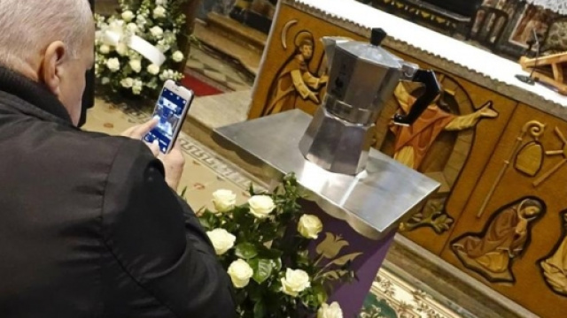 Moka davanti altare con ceneri Renato Bialetti