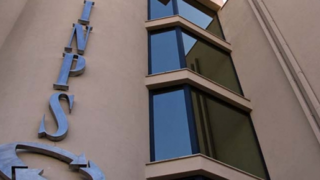 Foto ritraente logo affisso su sede Inps