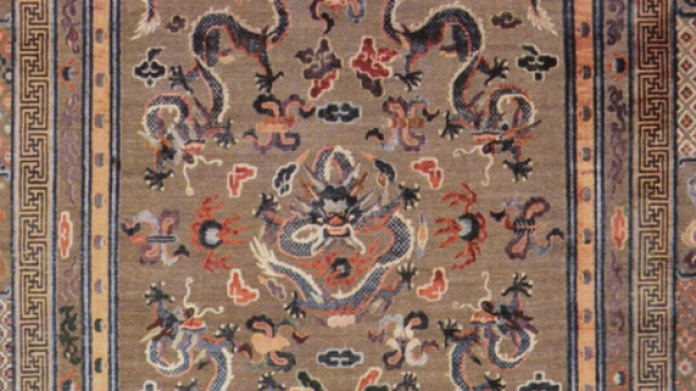 Un tappeto davanti al trono dell'imperatore Qing