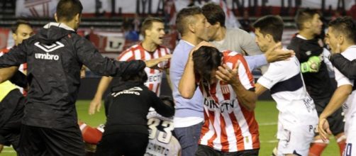 Como lobos y leones, la vergonzosa gresca.