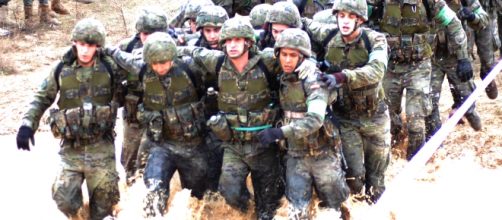 Pasando el barrizal sosteni&eacute;ndose entre compa&ntilde;eros