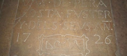 Sepulcro mas&oacute;nico en el piso de Sant Just i Pastor