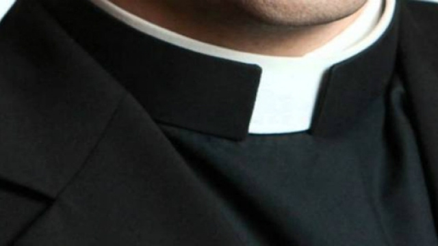 Parroco abusa sessualmente di tre minorenni.