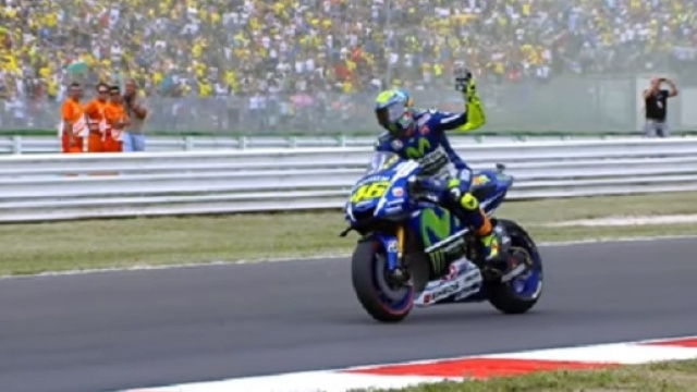 Valentino Rossi in sella sulla Yamaha