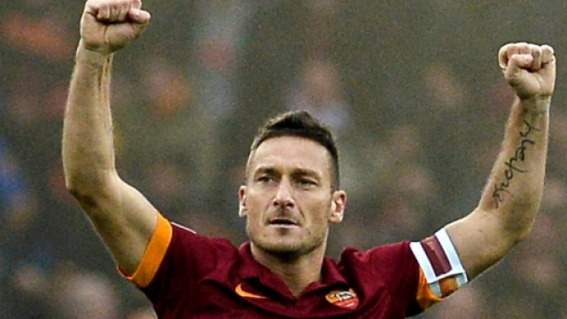 Totti esulta con la maglia della Roma