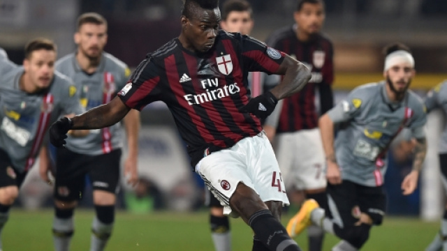 Balotelli calcia il rigore dell'1 a 0 dell'andata