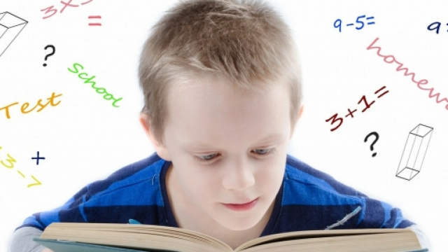 bambino che vuole studiare a scuola