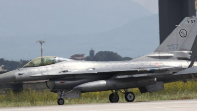 F16 in partenza dalla base militare di Birgi