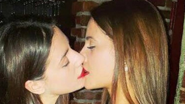 Jessica e Lidia Vella del GF14 si baciano