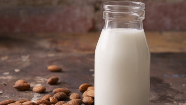 Ricco di propriet&agrave; nutritive. Latte di mandorla.