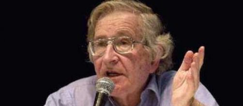 Noam Chomsky, el motivo de tan absurda pol&eacute;mica.