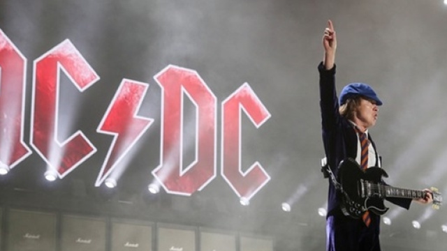 Angus Young, lead guitar degli AC/DC
