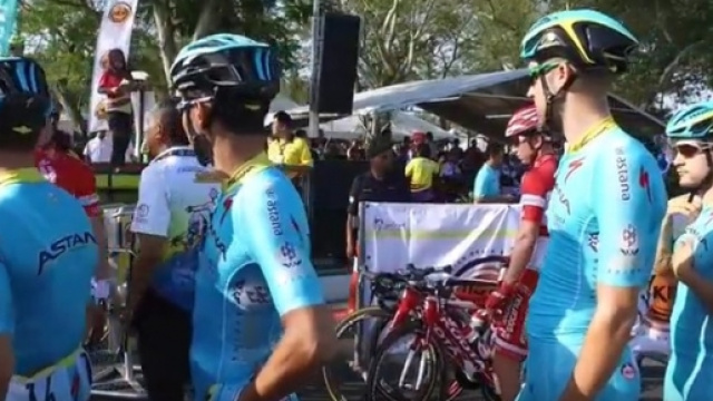 La Astana con Guardini alla partenza della tappa