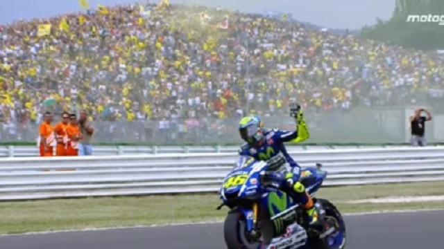 Valentino Rossi saluta i suoi tifosi