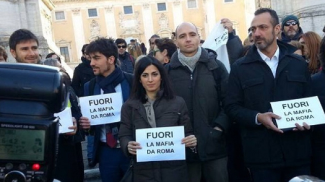 Al centro Virginia Raggi (Fonte FB)