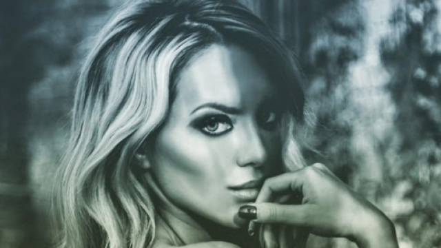 Elena Morali seducente e sensuale in posa