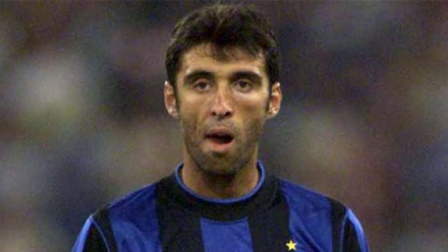 Hakan Sukur con la maglia dell'Inter