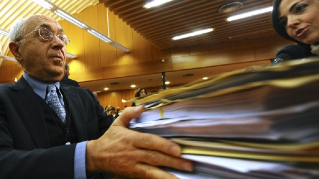 Raffaele Guariniello con un faldone di fascicoli