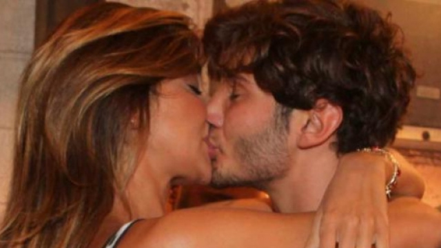 Belen e Stefano mentre si baciano.