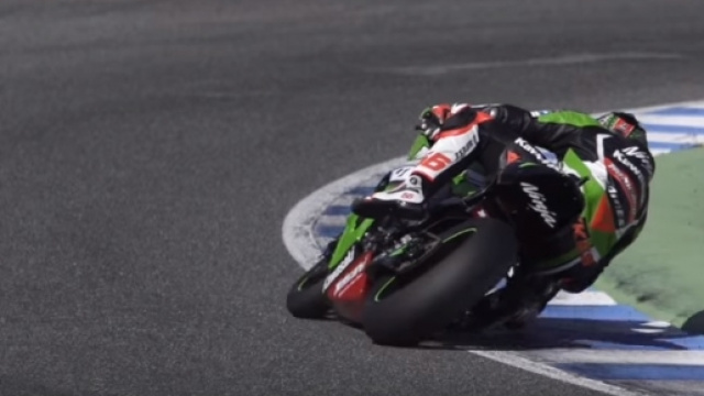 Il britannico Tom Sykes in sella su Kawasaki