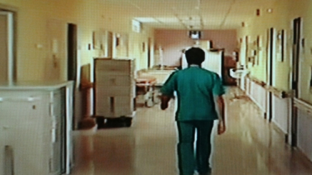 Corsia ospedaliera e operatore al lavoro