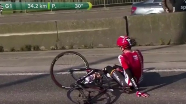 Stig Broeckx a terra dopo l'incidente