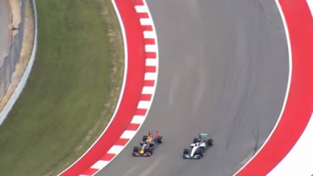 Daniel Ricciardo supera Lewis Hamilton