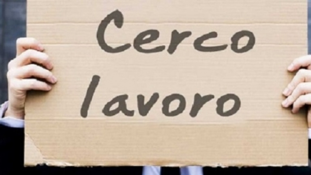 Foto di disoccupato che cerca lavoro