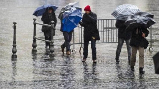 Pedoni funestati dal maltempo.