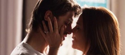 Lili e Rafael d&atilde;o primeiro beijo