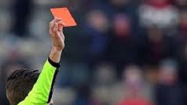 Bari-Crotone, decisiva l'espulsione di Guarna