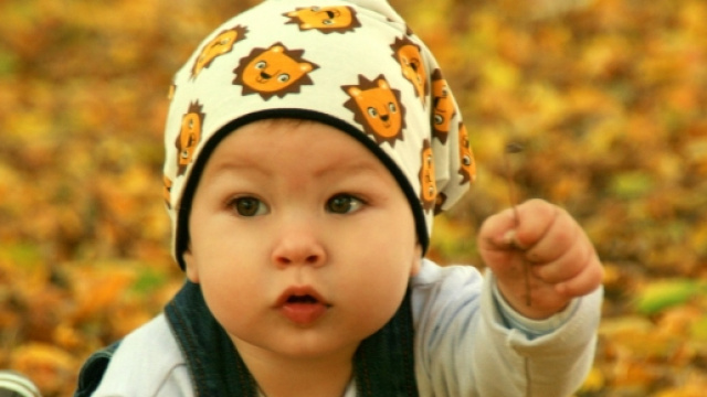 Bambino piccolo che gioca all'aperto