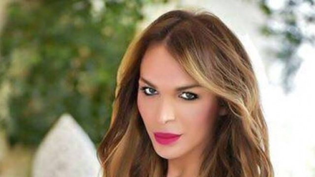 Manila Gorio in abito floreale e colorato