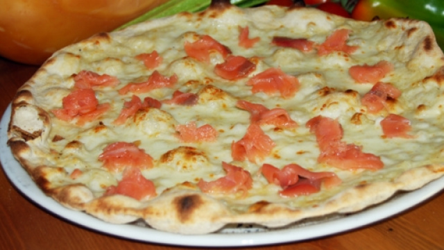 La famosissima pizza al salmone.