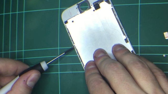 La riparazione amatoriale di un iPhone