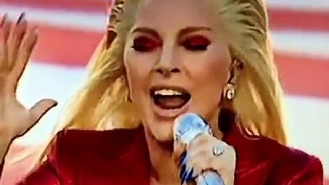 Lady Gaga alla finale del Super Bowl 2016