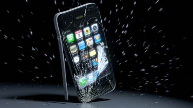 Un iPhone danneggiato caduto a terra